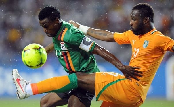 Christopher Katongo (g), le capitaine de la Zambie, contre la Côte d'Ivoire en finale de la CAN, le 12 février 2012 à Libreville