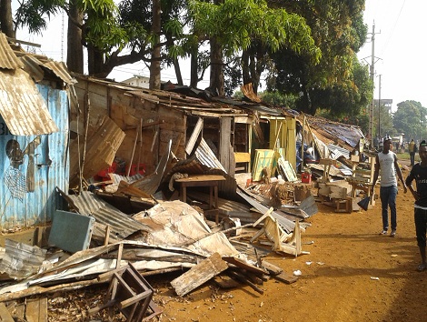 Des kiosques et autres buvettes cassés à Lanbanyi