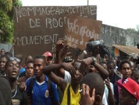 Des manifestants devant le tribunal de première instance de Dixinn