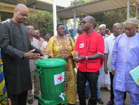 Le Ministre Damantang Albert Camara en compagnie des responsables de la croix rouge et de la directrice préfectorale de l'éducation de Coyah