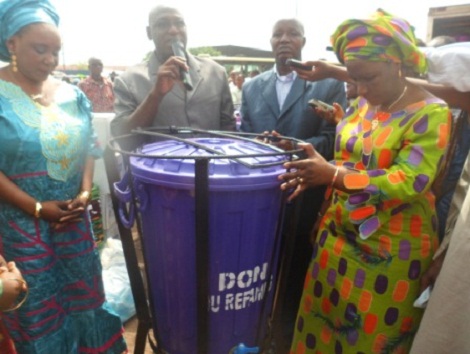 Des femmes faisant des dons de kits sanitaires à Conakry