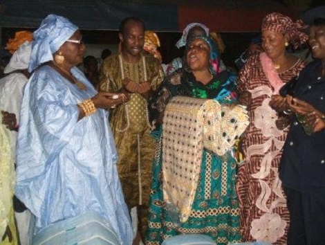 Remise de don aux femmes Bagas