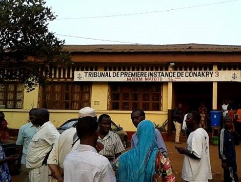 Des accusés dans l'enceinte de la cour du tribunal de Mafanco    Photo-Africaguinee.com