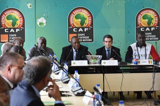 AFP/AFP - Le président de la CAF Issa Hayatou (c) lors du tirage au sort pour départager la Guinée et le Mali, le 29 janvier 2015 à Malabo