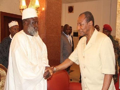 Le grand Imam de Conakry El hadj Mamadou Saliou Camara et le président ALPHA Conde (image d'archive)