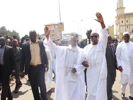 Le président guinéen Alpha Condé en compagnie de l'imam de Bambéto