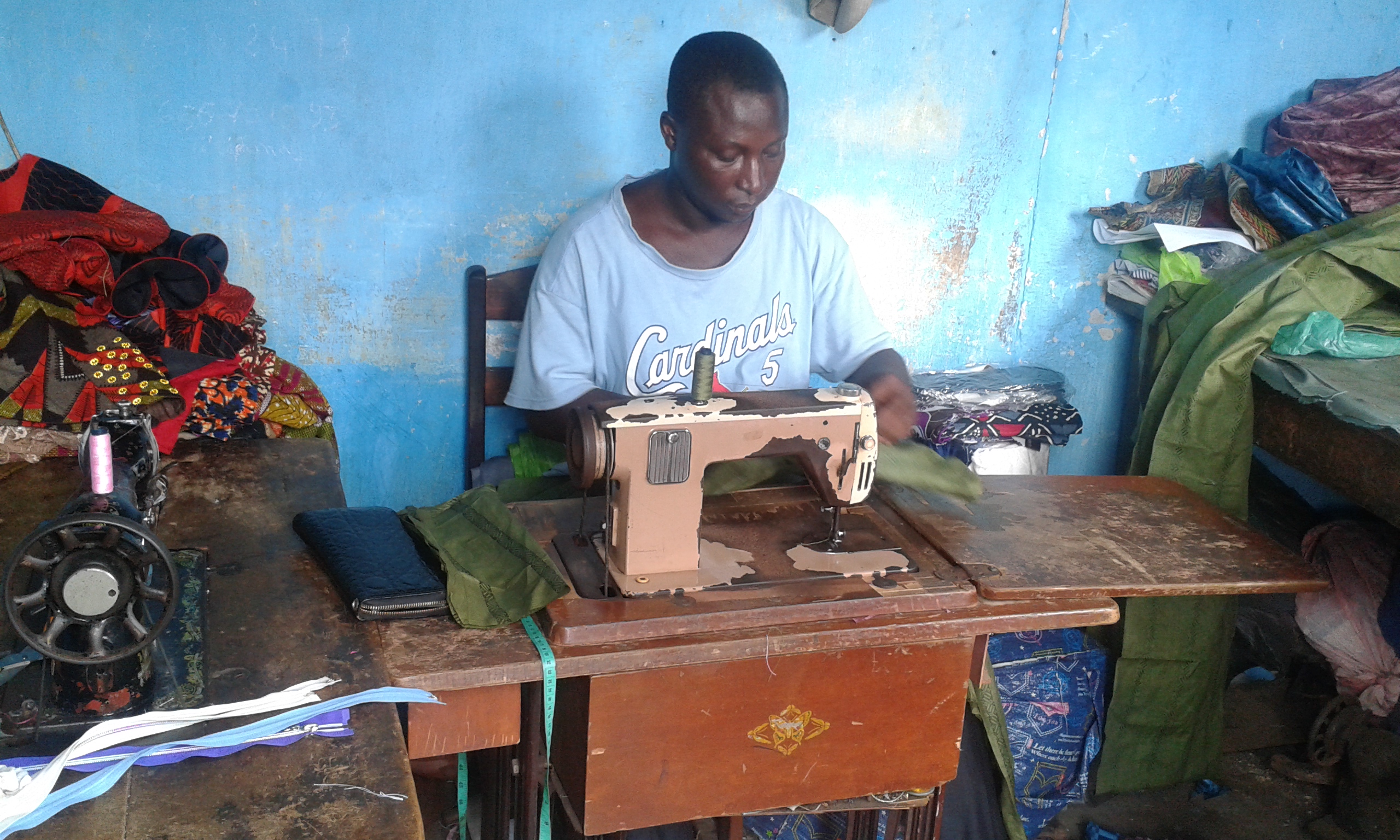 Un tailleur dans son atelier de couture