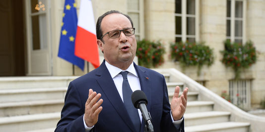 4701531_3_c794_francois-hollande-devant-la-prefecture-de-cote_5322f10933a8504b12d41f58b6ace41c