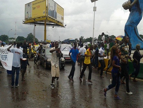 Des partisans de Dadis Camara à l'aéroport de Conakry