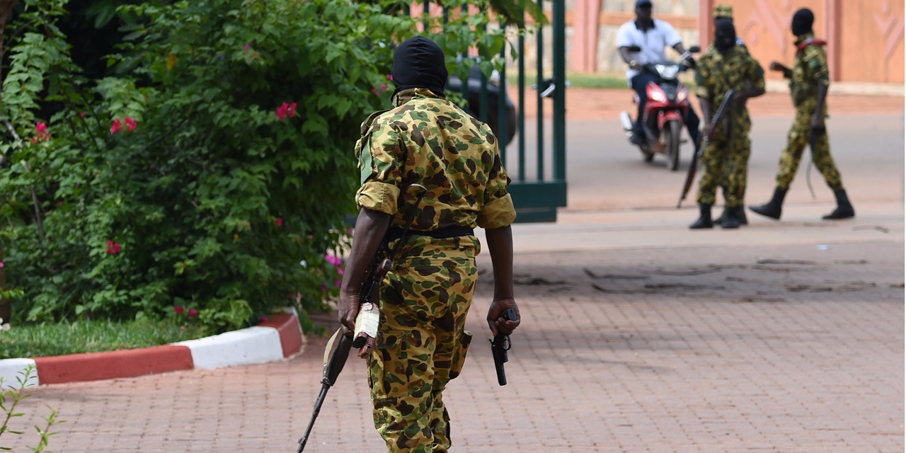 burkina-faso-l-armee-assiege-la-caserne-de-la-garde-presidentielle