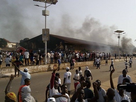 De jeunes militants du côté de la casse de Madina  Photo-Africaguinee.com