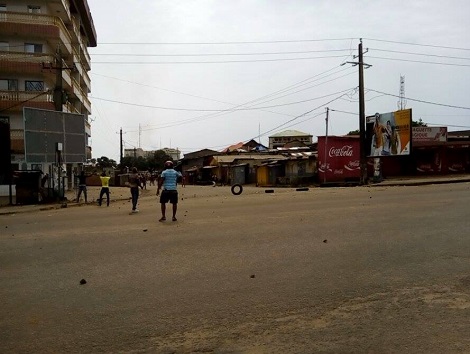 Des jeunes militants qui s'affrontent à travers des jets de pierres  Photo-Africaguinee.com