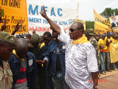 ALPHA CONDE devant des militants de son parti
