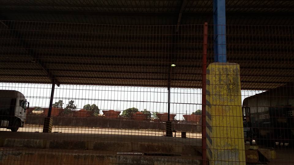 Une vue du train qui a été immobilisée au niveau de camp carrefour