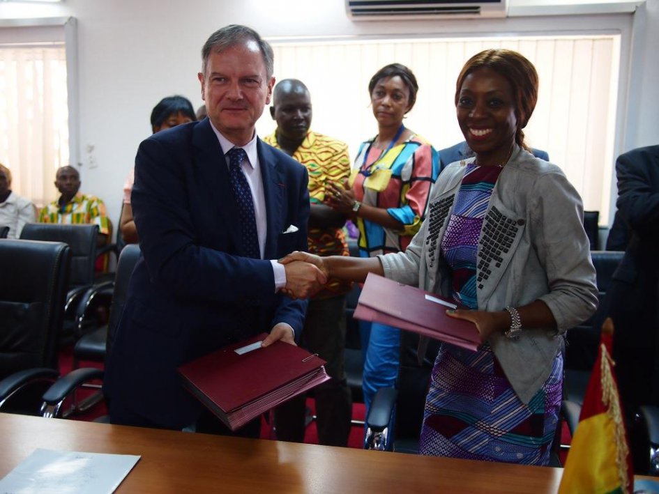 Mme Malado Kaba, ministre de l’Economie et des finances, et M. l’ambassadeur de France en Guinée et en Sierra Léone, Bertrand Cochery-Source: ambassade de France