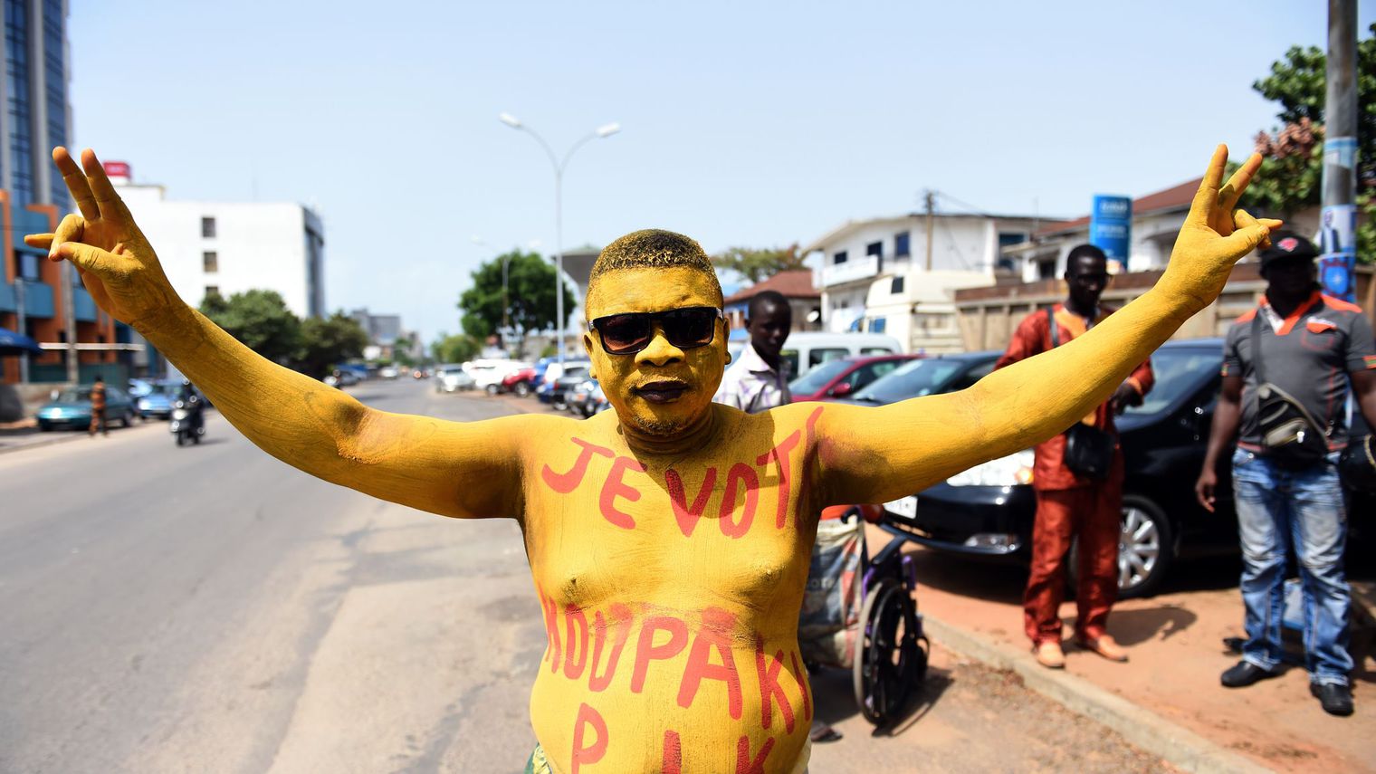 un-partisan-du-candidat-a-la-presidentielle-au-benin-pascal-irenee-koupaki-a-cotonou-le-4-mars-2016_5559117