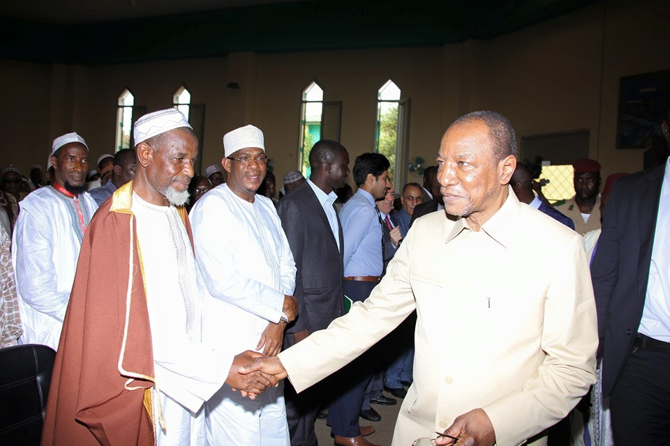 Alpha Condé avec un leader religieux au centre islamique de Donka