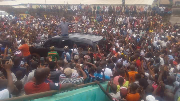 Cellou Dalein Diallo entouré de ses militants à Matoto