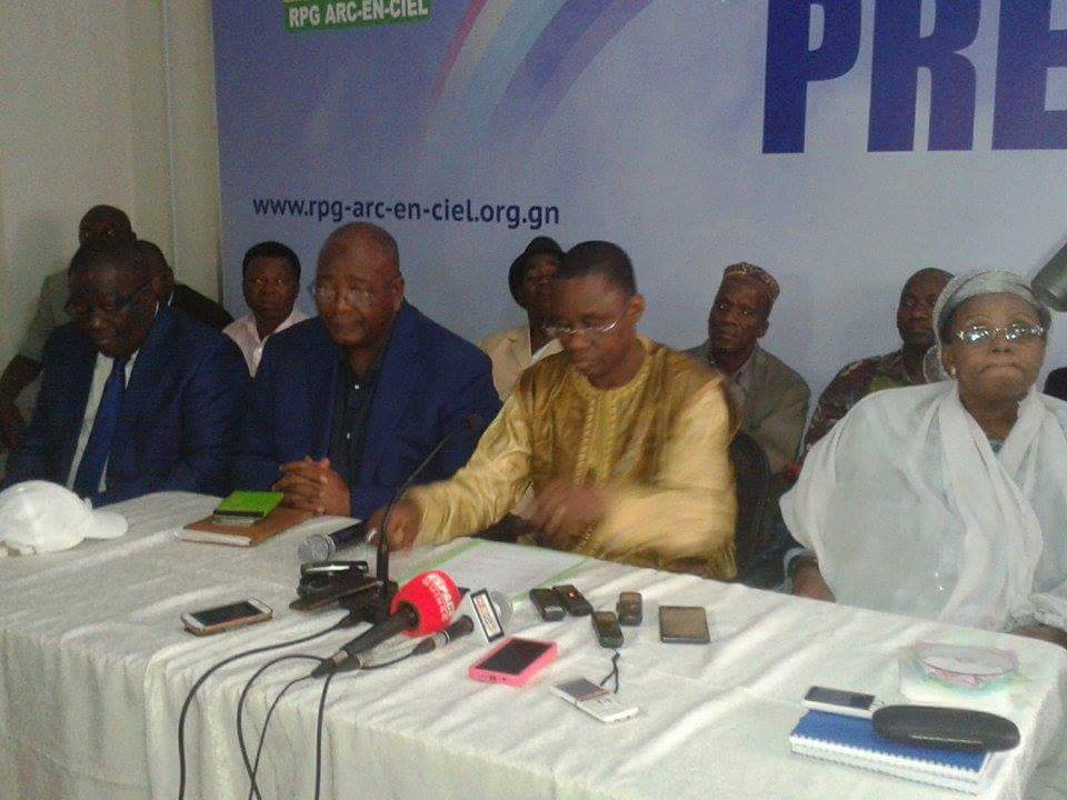 Des cadres du RPG Arc-en-ciel réunis à son siège. Photo Africaguinee.com
