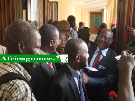 Des acteurs politiques guinéens réunis au Palais du peuple de Conakry