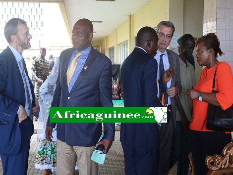Des acteurs politiques guinéens réunis au Palais du peuple de Conakry