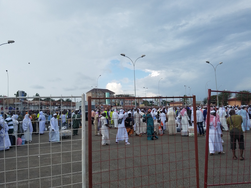 Des pèlerins guinéens à leur arrivée à l'aéroport de Conakry