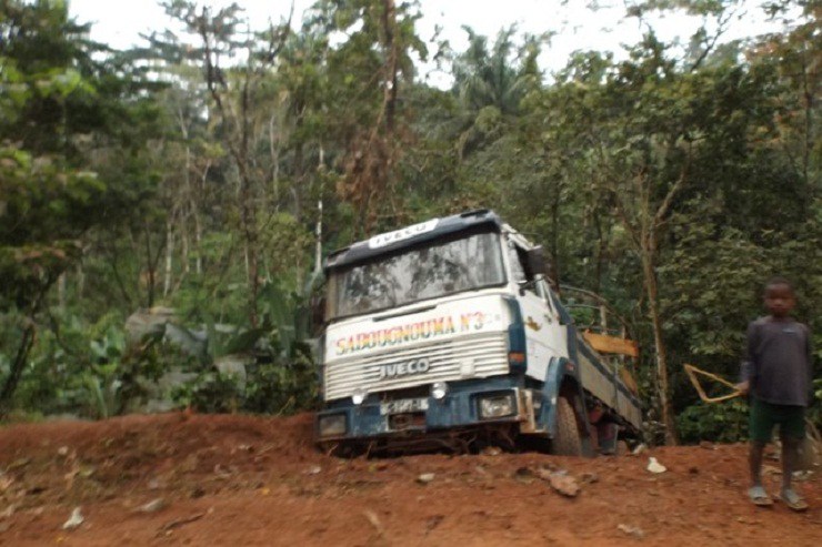 Un camion tombé dans un ravin sur la route Labé-Tougué-Image d'illustration