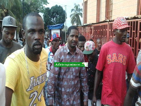 Mouctar Diallo avec des groupes de jeunes à Conakry