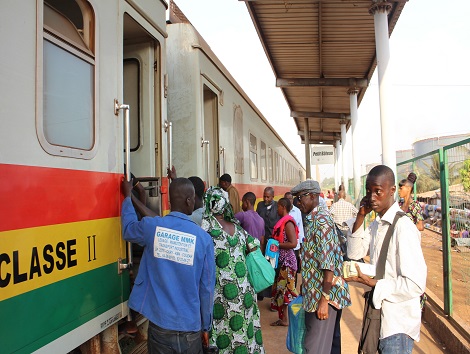 Des passagers devant le train Conakry-Express