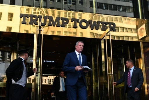 Le maire de New York Bill de Blasio quitte la Tour Trump à New York, le 16 novembre 2016