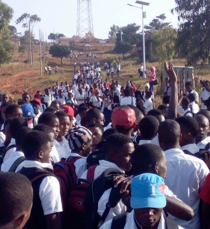 Des élèves du lycée de Mali dans la rue. Crédit photo- Bhoye Donghol