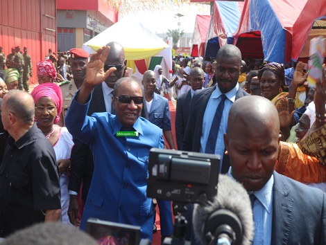 Alpha Condé au grand marché de Bonfi à Conakry