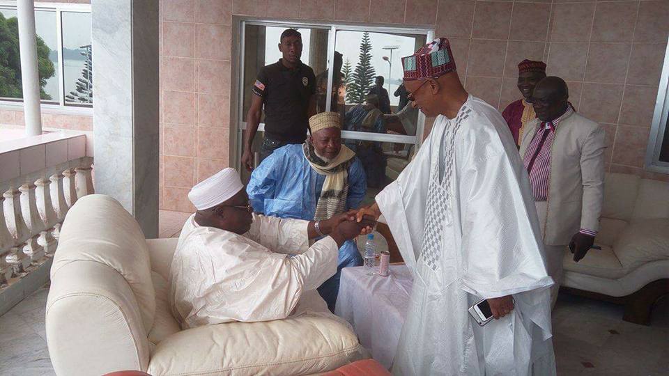 Cellou Dalein Diallo saluant El hadj Sekouna Soumah à Dubréka