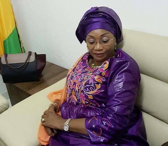 Hadja Halimatou Dalein Diallo dans le bureau de l'ambassadeur Djigui Camara
