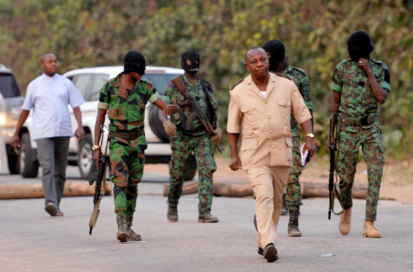 Un sous préfet de Bouaké escorté par des militaires-Photo: AFP