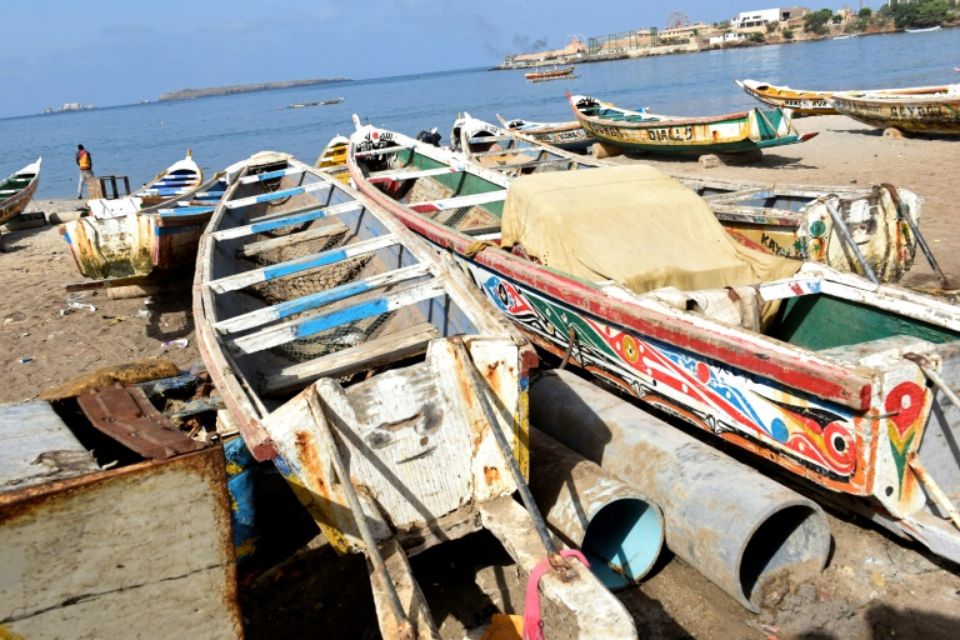 1016390-des-pirogues-dans-un-port-de-peche-de-dakar-le-2-juillet-2015