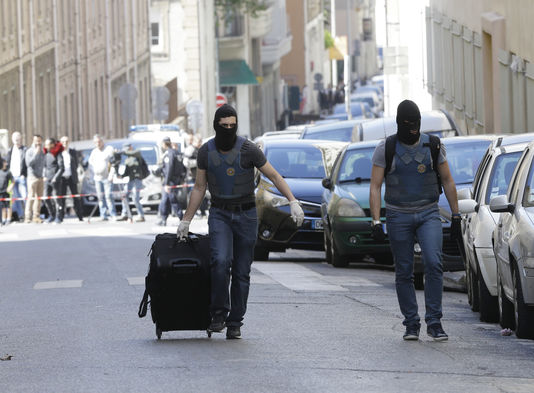 5113099_6_4b92_des-policiers-a-marseille-le-18-avril_56af736c986780fe3d71f8d3520a4166