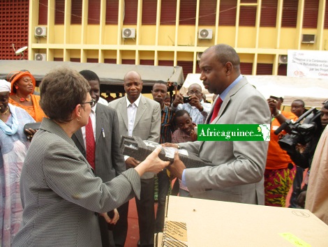 remise_equipements_au_ministre