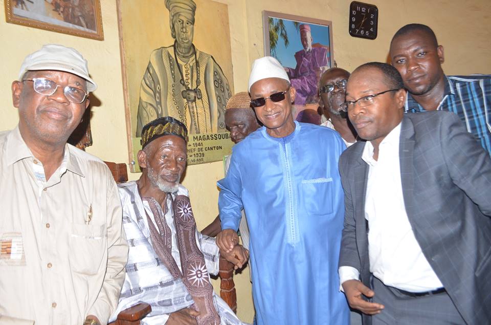 Le sotikemo de Siguiri (2eme à partir de la gauche) aux côtés de Cellou Dalein Diallo