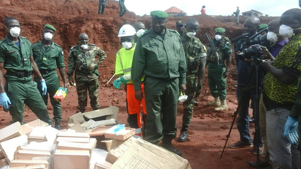 Le Général Ibrahima Baldé devant les cartons