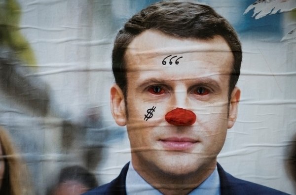 Une affiche piratée du candidat d'En Marche, Emmanuel Macron