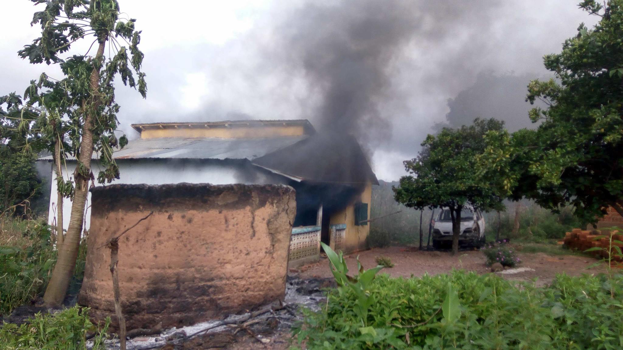 Des maisons incendiées à Popodara, Labé   Photo-Alpha Ousmane Bah-Africaguinee.com