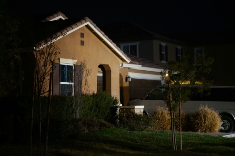 La maison où un couple a été arrêté après la découverte par la police de 13 frères et soeurs enfermés et affamés par leurs parents, le 15 janvier 2018 à Perris, en Californie / © Getty/AFP / Sandy Huffaker