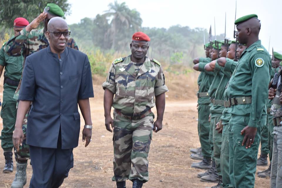 Dr Mohamed Diané avec des officiers supérieurs de l'armée guinéenne