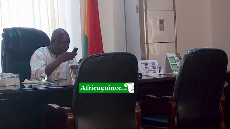 Kèlèfa Sall, Président de la Cour Constitutionnelle guinéenne dans son bureau à Conakry