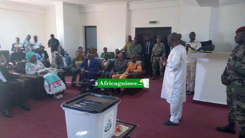 Kèlèfa Sall, Président de la Cour Constitutionnelle guinéenne dans son bureau à Conakry
