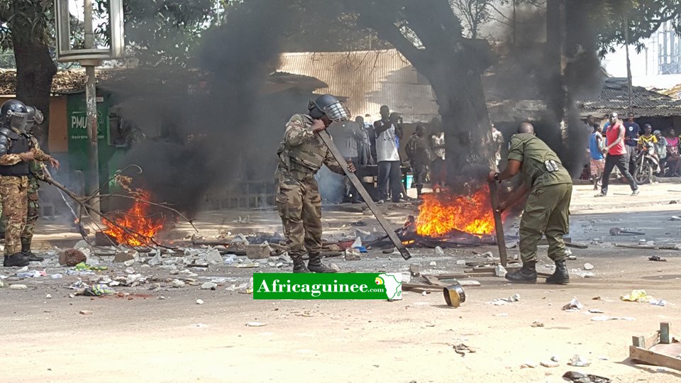Des gendarmes dans une rue de Kaloum, le centre ville de Conakry