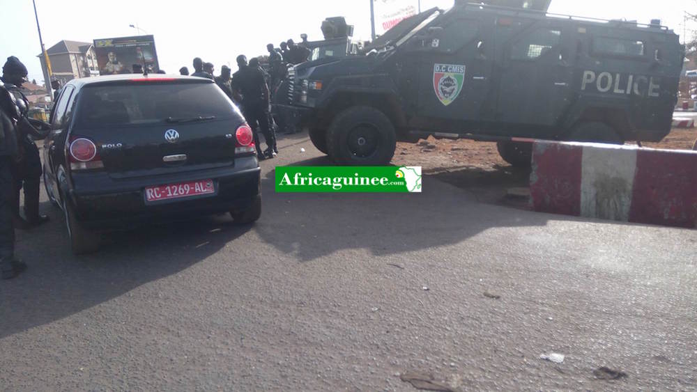 Des agents des forces de l'ordre stationnés à l'aéroport de Conakry