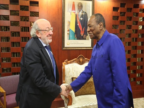 le député Louis Michel, président de l'Assemblée parlementaire paritaire ACP-UE, et le Président guinéen Alpha Condé