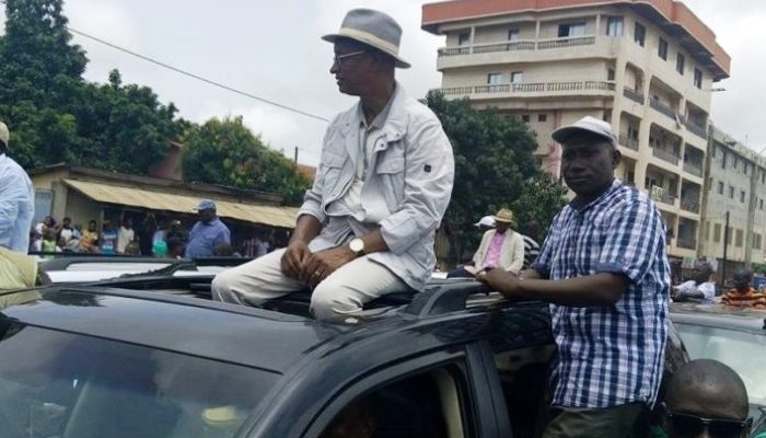 Cellou Dalein Diallo et Alhousseine Makanera lors d'une marche à Conakry